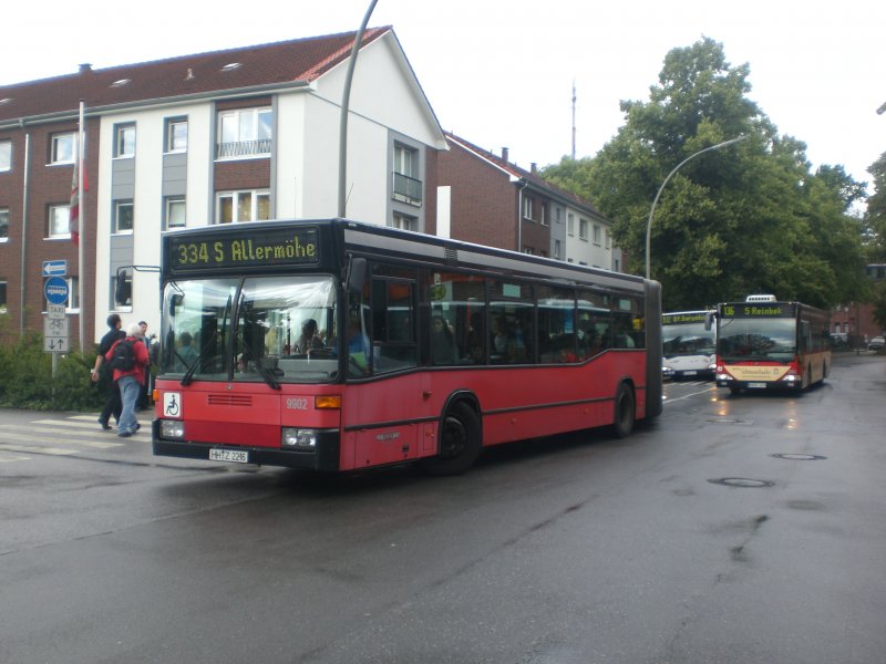 Mercedes-Benz O 405 N (Niederflur-Stadtversion) auf der Linie 334 nach S-Bahnhof Allermhe am S-Bahnhof Bergedorf.