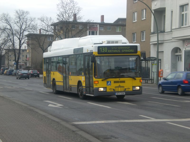 Mercedes-Benz O 405 NH auf der Linie 130 nach S+U Bahnhof Rathaus Spandau an der Haltestelle Galenstrae.