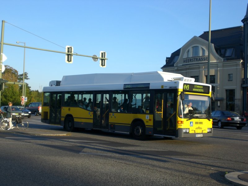 Mercedes-Benz O 405 NH auf der Linie X49 nach Staaken Hahneberg am S-Bahnhof Heerstrae.