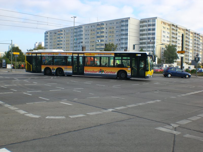Mercedes-Benz O 530 I (Citaro) auf der Linie 154 nach U-Bahnhof Elsterwerdaer Platz nahe der Haltestelle Hohenschnhausen Prerower Platz.
