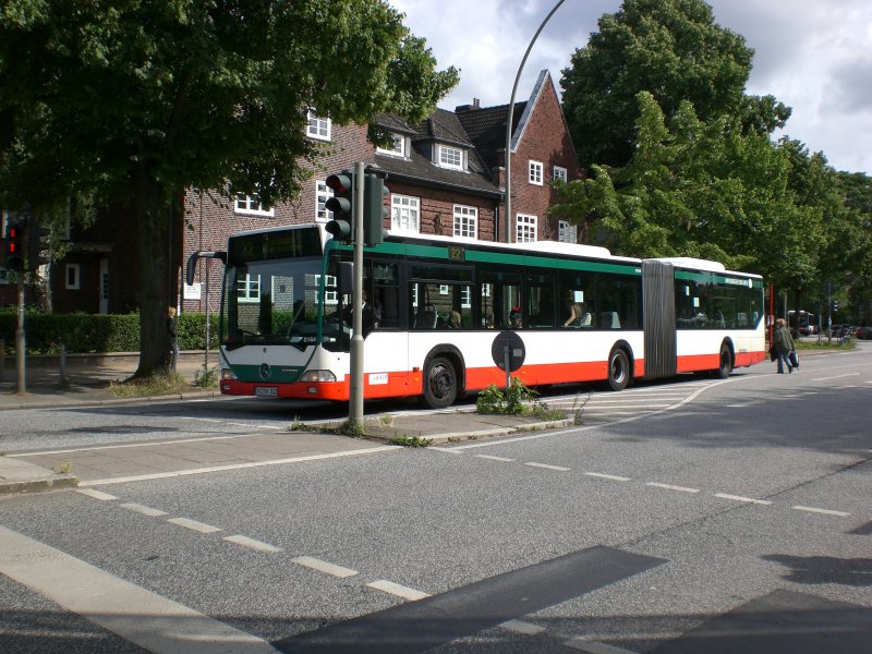 Mercedes-Benz O 530 I (Citaro) auf der Linie 22 nach S-Bahnhof Blankenese am U-Bahnhof Kellinghusenstrae.