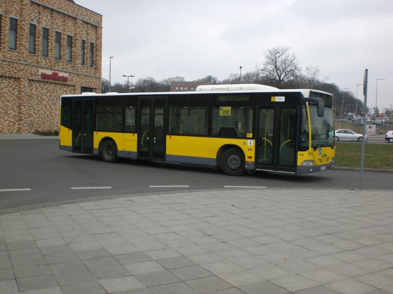 Mercedes-Benz O 530 I (Citaro) auf der Linie 398 am U-Bahnhof Elsterwerdaer Platz.