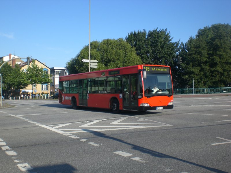 Mercedes-Benz O 530 I (Citaro) auf der Linie 145 am S-Bahnhof Harburg.