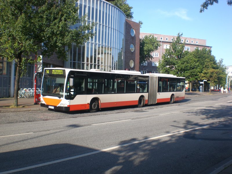 Mercedes-Benz O 530 I (Citaro) auf der Linie 14 nach Fleestedt am S-Bahnhof Harburg Rathaus.