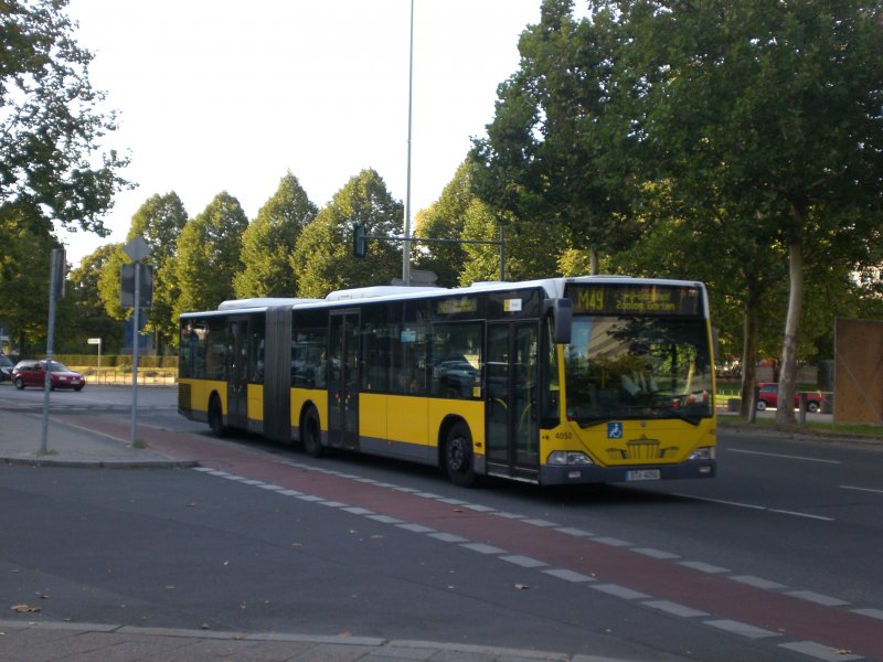 Mercedes-Benz O 530 I (Citaro) auf der Linie M49 nach S+U Bahnhof Zoologischer Garten am U-Bahnhof Theodor-Heuss-Platz.