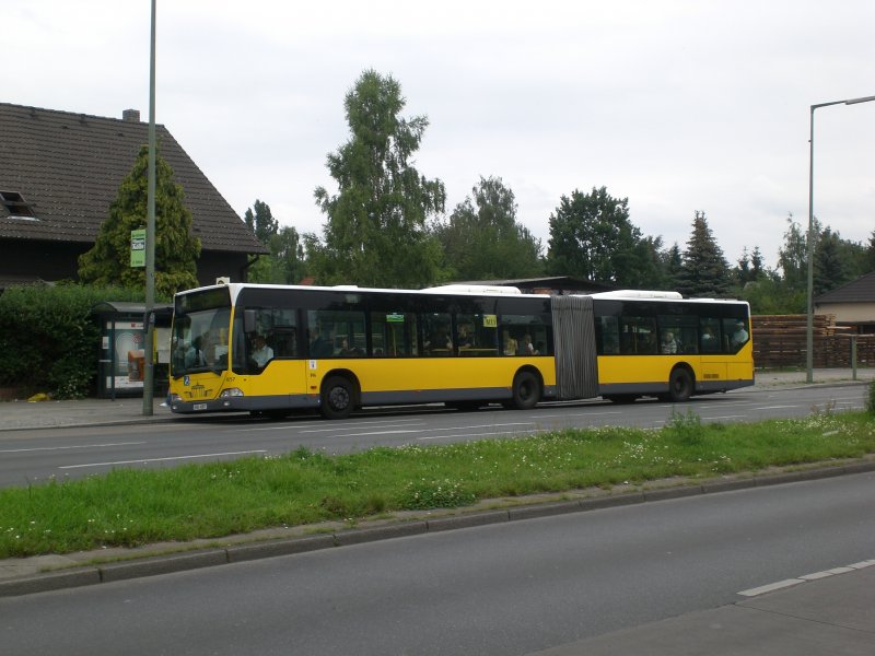 Mercedes-Benz O 530 I (Citaro) auf der Linie M11 nach U-Bahnhof Oskar-Helene-Heim an der Haltestelle Mariendorf Mariendorfer Damm/Buckower Chaussee.
