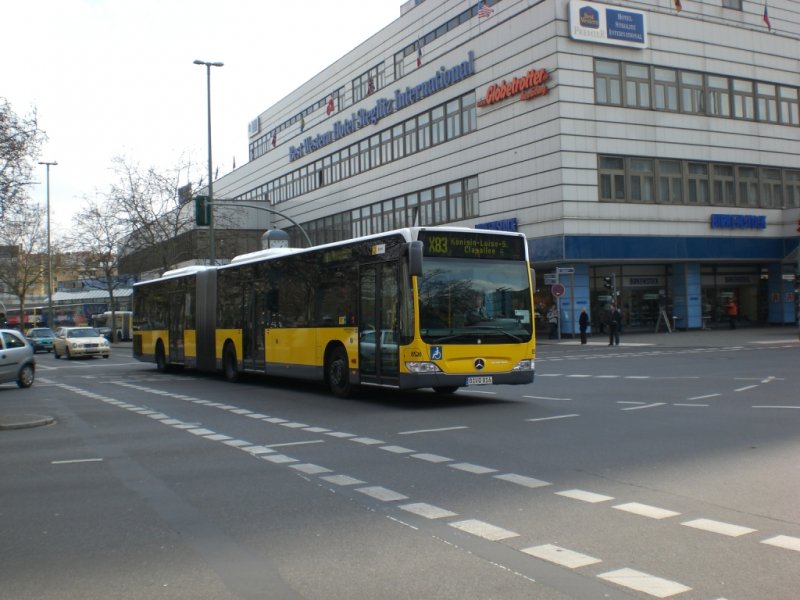 Mercedes-Benz O 530 II (Citaro Facelift) auf der Linie X83 nach Knigin-Luise-Strae/Clayallee am S+U Bahnhof Rathaus Steglitz.