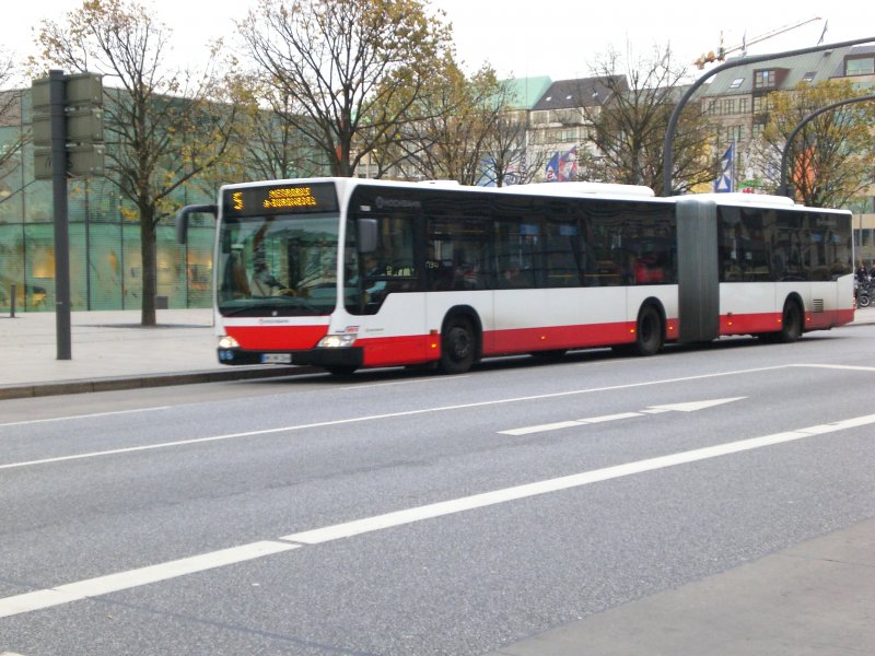 Mercedes-Benz O 530 II (Citaro Facelift) auf der Linie 5 nach Bahnhof Burgwedel am S+U Bahnhof Jungfernstieg.