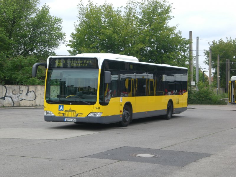 Mercedes-Benz O 530 II (Citaro Facelift) auf der Linie 166 nach S-Bahnhof Treptower Park am S-Bahnhof Schneweide/Sterndamm.