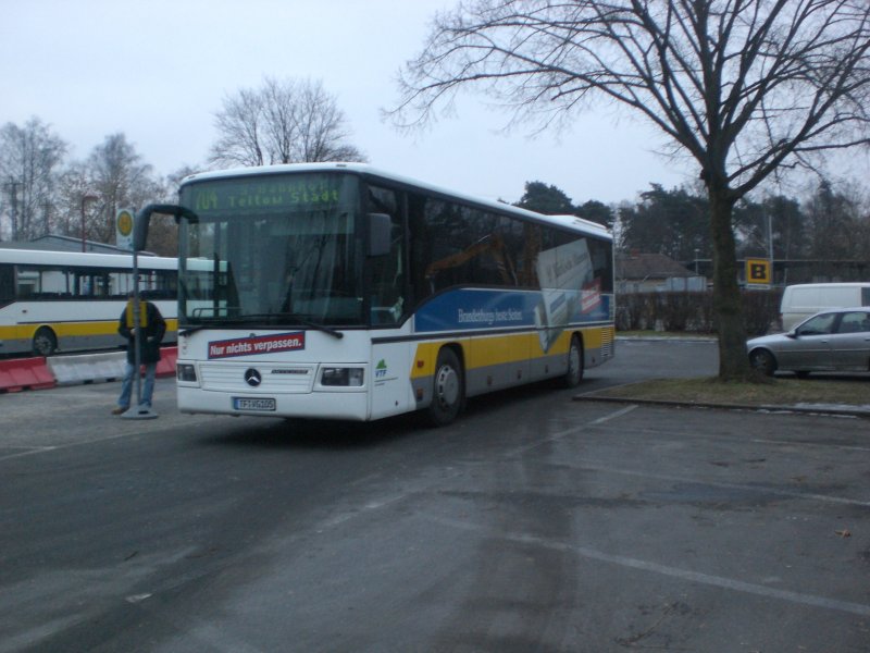 Mercedes-Benz O 550 (Integro) auf der Linie 704 nach S-Bahnhof Teltow Stadt am S-Bahnhof Blankenfelde.