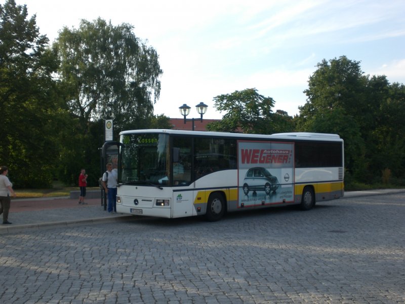 Mercedes-Benz O 550 (Integro) auf der Linie 701 nach Zossen Schule am Bahnhof Ludwigsfelde.

