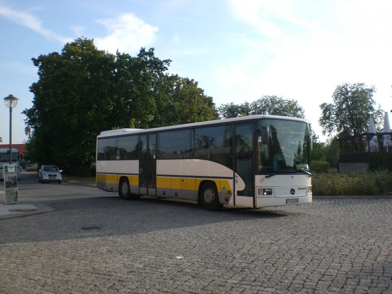 Mercedes-Benz O 550 (Integro) auf der Linie 701 nach Zossen Schule am Bahnhof Ludwigsfelde.
