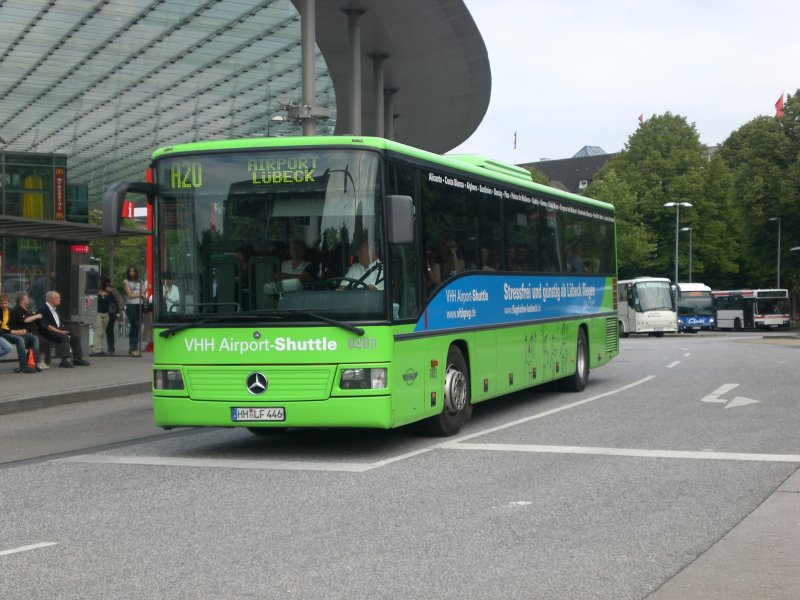 Mercedes-Benz O 550(Integro) auf der Linie A20 zwischen Hamburg und Flughafen Lbeck am Hauptbahnhof/ZOB.