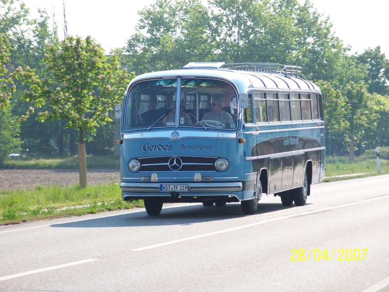 Mercedes - Benz Oldtimerbus kurz nach Neuluheim. Der Bus nahm an der Ausfahrt des Busoldtimertreffs von Sinsheim nach Speyer und anschlieend wieder nach Sinsheim teil. Organisiert wurde das treffen von den Technik Museen Sinsheim und Speyer.