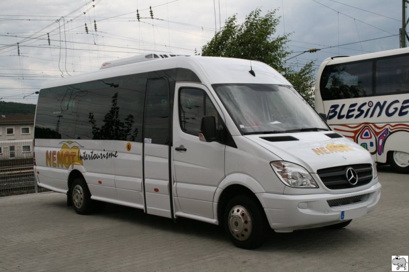 Mercedes Benz Sprinter Minibus des franzsischen Unternehmens Nenot Intertorisme, abgestellt am 11. Juli 2009 in Lichtenfels.