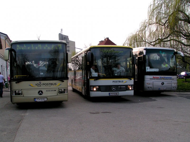 Mercedes-Bus ^3; (2xPostBus-Integro und 1x Tourismo) stehen am Bahnhofvorplatz in Ried i.I.; 090408