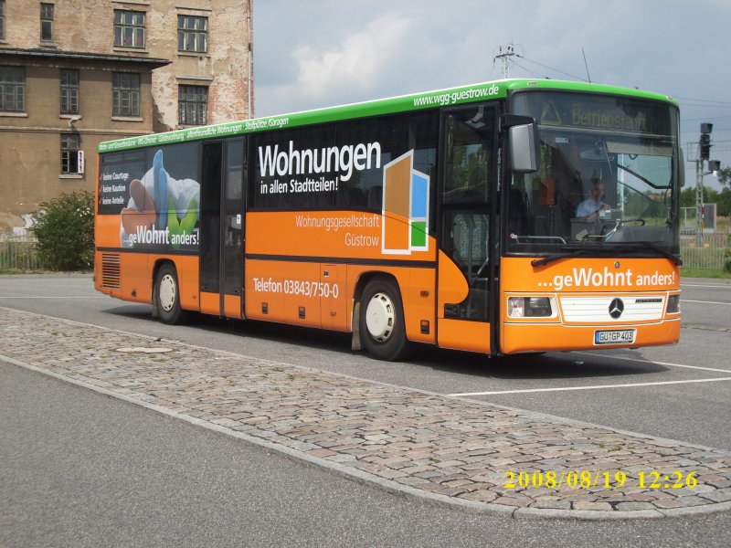 Mercedes-Bus am 19.08.2008 am Bahnhof von Gstrow.