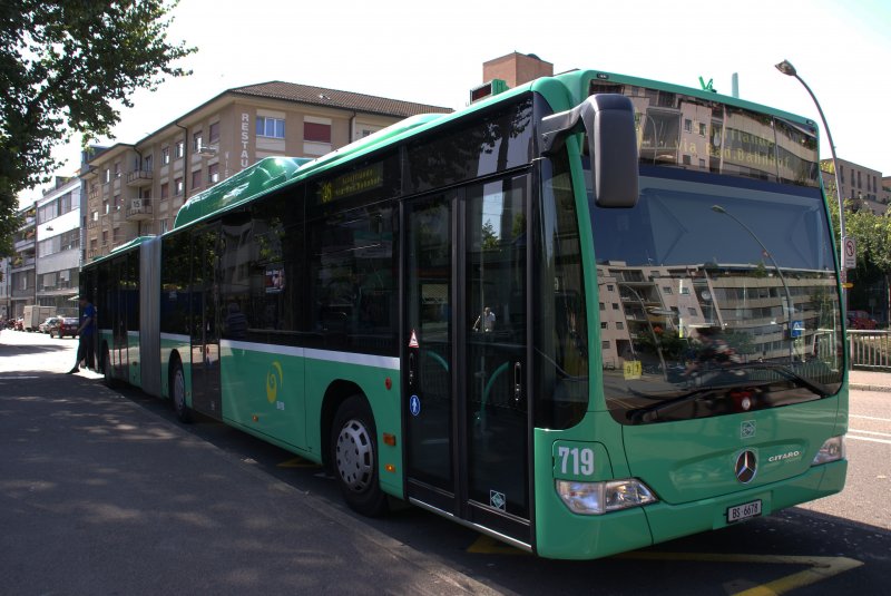 Mercedes Citaro Bus der BVB mit der Betriebsnummer 719 an der Endhaltestelle in Kleinhningen. Die Aufnahme stammt vom 09.09.2008.