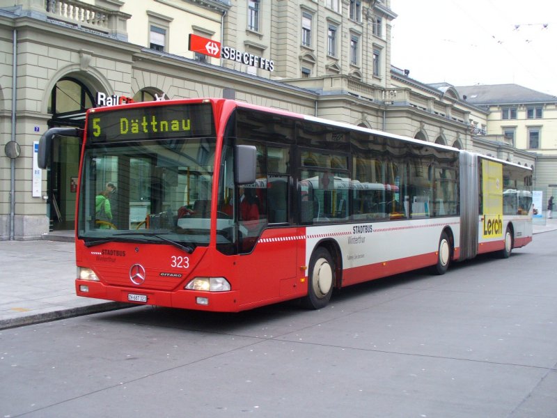 Mercedes Citaro Gelenkbus 323 eingeteilt auf der Linie 5  vor dem SBB Bahnhof in Winterthur am 01.01.2008