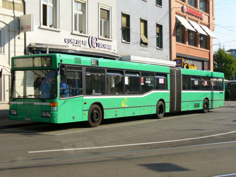 Mercedes Gelenkbus Nr 733 eingeteilt auf der Linie 30 vor dem SBB Bahnhof in Basel am 13.09.2006