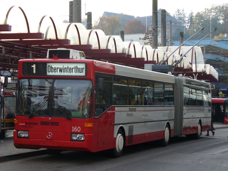 Mercedes Gelenktrolleybus 160 eingeteilt auf der Linie 1 im Busbahnhof vor dem SBB Bahnhof 28.10.2006