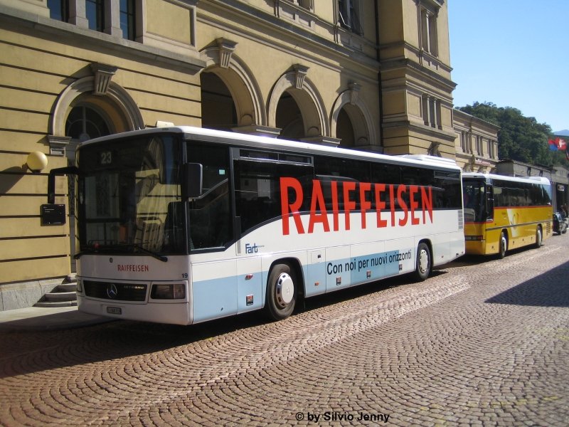 Mercedes Integro Nr. 19 ''Raiffeisen'' am 8.9.07 in Bellinzona, dahinter steht noch ein Neoplan N316 von Postauto.