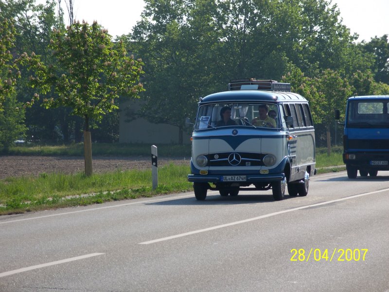Mercedes Kleinbusoldtimer kurz nach Neuluheim. Der Bus nahm an der Ausfahrt des Busoldtimertreffs von Sinsheim nach Speyer und anschlieend wieder nach Sinsheim teil. Organisiert wurde das treffen von den Technik Museen Sinsheim und Speyer.
