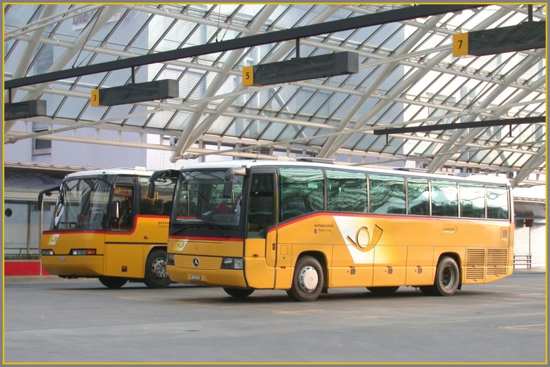 Mercedes und Neoplan Postbusse in Chur. (18.03.2007)