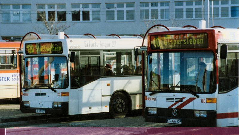 Mercedes-Stadtbusse in Erfurt, Hst. Grubenstrasse. Aufnahme vom 1. 2. 1994