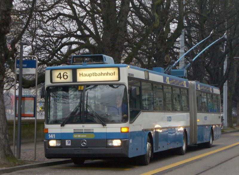 Mercedes Trolleybus Nr.141 bei der Haltestelle Bahnhofquai / Hauptbahnhof eingeteilt auf der Linie 46 Hauptbahnhof am 01.01.2008