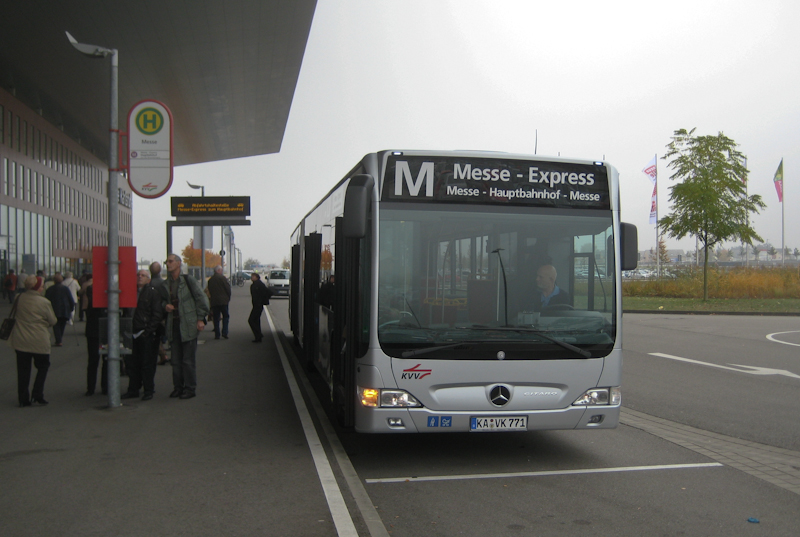 Messe-Express am 24.10.09 vor der Karlsruher Messe.