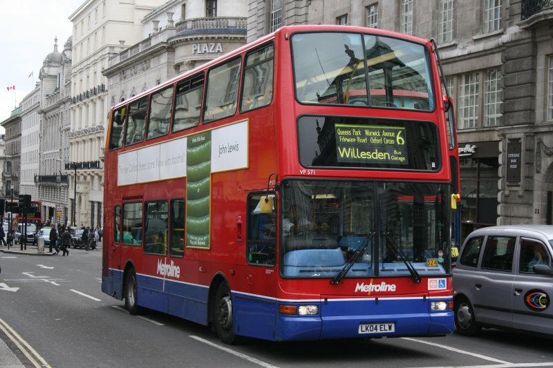 MetroLine VP571 (Volvo/Plaxton B7TL, 2004) am Piccadilly Circus. 