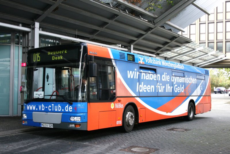 MBus 0115 nach Neuwerk Donk mit der Linie 015 am ZOB MG.
Werbung: Volksbank Mnchengladbach
10.9.2009
