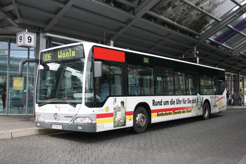 MBus 0412 nach Wanlo mit der 006 am ZOB Mnchengladbach.
Werbung: Ambulante Dienste der Stadt Mnchengladbach
10.9.2009