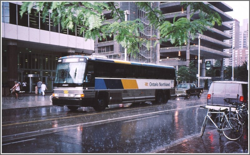 Doppelachserbus der Ontario Northland Eisenbahngesellschaft w�hrend eines heftigen Gewitterregens in