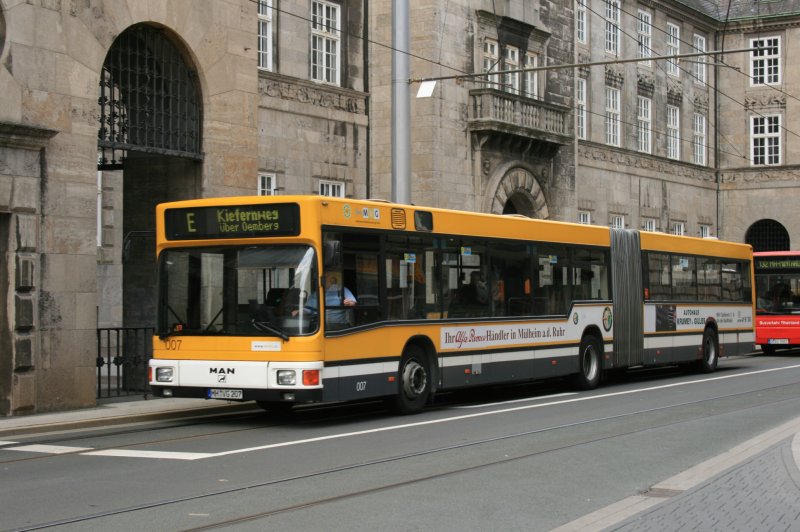 MVG 007 mit dem E Bus zum Kiefernweg.
Aufgenommen am Rathaus in Mlheim im Mai 2009.
Werbung: Alfa Romeo Center Mlheim