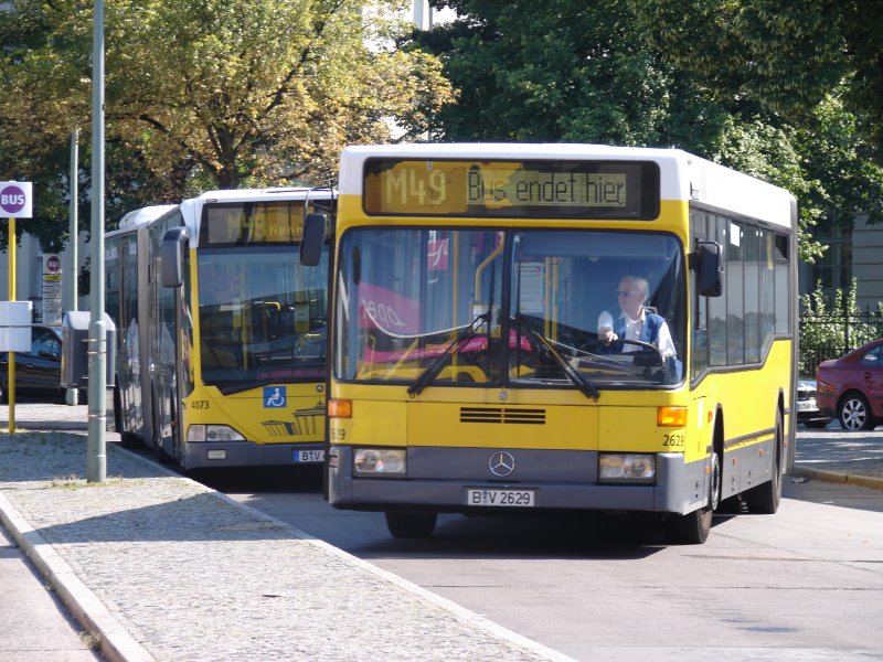 Nach der Ankunft aus Spandau Johannesstift versucht der Busfahrer den Bus zu Parken. Aufgenommen am 05.08.07