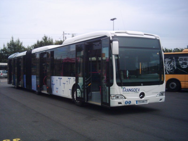 Nagelneuer Citaro-Gelenkbus mit Metrodesign.
Firma Transdev. Einsatz in Meaux in der Pariser Umgebung.