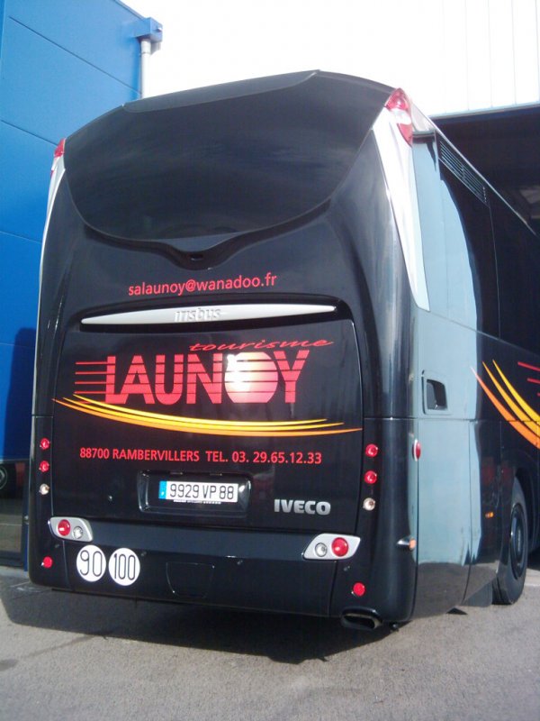 Nagelneuer Irisbus Magelys der Firma Launoy. Heckansicht bei der Niederlassung von Irisbus in Nancy kurz vor der bergabe an der Firma.