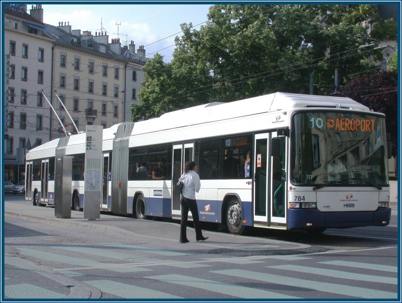 Neben der SBB Fahren auch diese riesigen dreiteiligen Trolleybusse zum Flughafen Genve Cointrin. (05.06.2007)