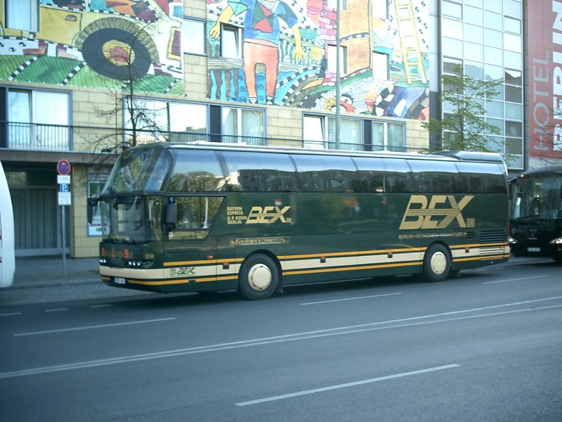 Neoplan Bus von  BEX  im Juli 2007 schon mit neuem Logo (inkl. DB-Keks) vor Berliner Hotel.

S.H.