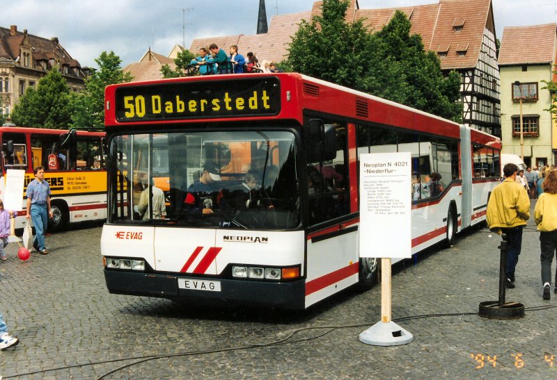 Neoplan N 4021 ganz neu auf den Erfurter Domplatz ausgestellt. Aufnahme vom 6. 5. 1994