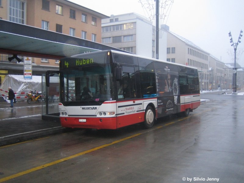 Neoplan N4407 Nr. 74 von Stadtbus Frauenfeld am 27.12.07 vor dem Bhf. Frauenfeld.
