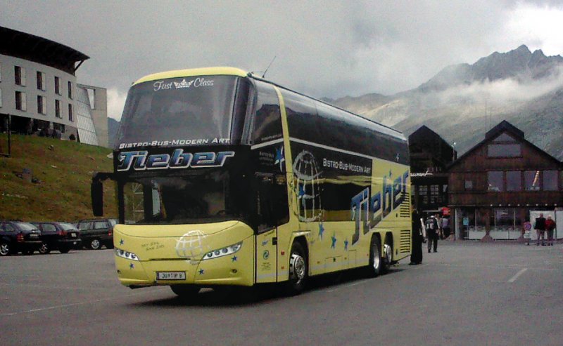 Neoplan Skyliner  Tieber - Bistro-Bus-Modern Art  Luxus Bistrobus der Fa. Tieber am Parkplatz des Silvretta-Stausees auf der Silvretta Hochalpenstrae/sterreich.