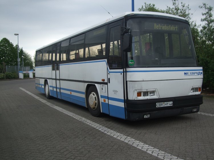 Neoplan Transliner wartet auf seinen nchsten Einsatz im ZOB Rostock.(09.05.09)