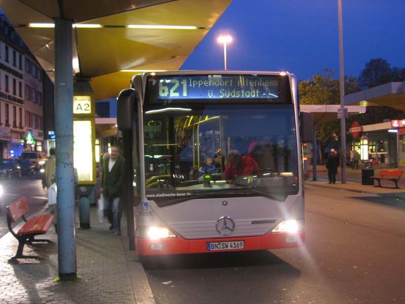 Noch ein Citaro als Linie 621 nach Ippendorf stehend in Bonn auf dem ZOB am 28.10.2007.