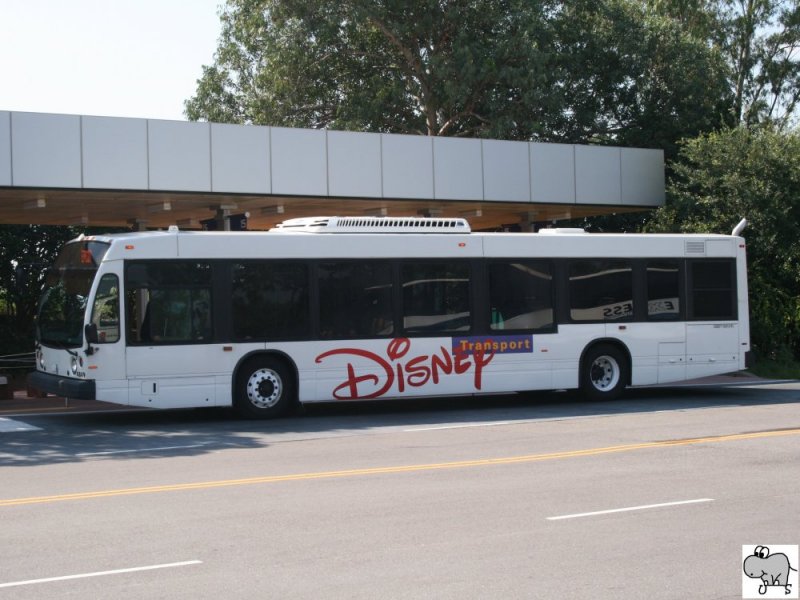 Nova Bus LFS Wagen # 4849 eingestellt bei Disneyland in Orlando. Aufgenommen am 1. Oktober 2008 am Eingangsbereich des Epcot Center in Orlando, Florida.