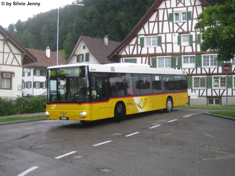 Nr. 187 (Regie Hausen) am 23.6.09 in Hausen am Albis, Post, kurz vor seiner Fahrt ber den Albis nach Thalwil.
