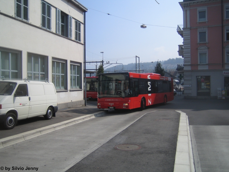 Nr. 23 der Zimmerbergbus biegt an seine Haltekante beim Bahnhof Wdenswil am 23.9.09