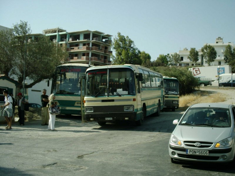 Nun, hier ist mein Foto der Busse auf Karpathos; die Hauptstadt Pigadia verbinden sie mit den Touristenstdten, z.B. Amoopi, Lephkos,.. Hier sieht man den Umsteigplatz: Die beiden Busse rechts sind Mercedes, bei dem linken bin ich mir nicht sicher, mglicherweise ein Volvo. Juli ´06